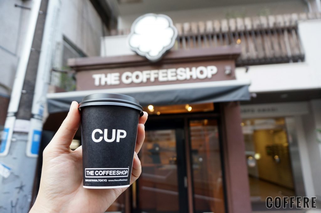 THE COFFEESHOPのコーヒーカップ。店舗前で。