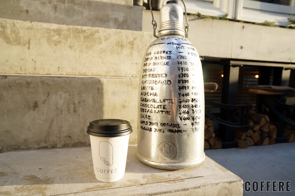 CHOP COFFEEのカップとメニューが書いてあるボトル