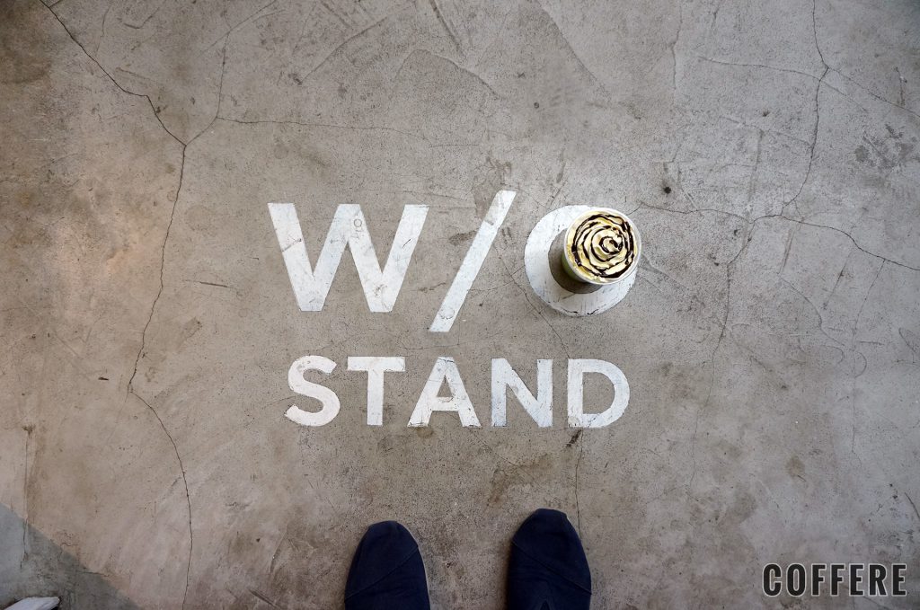 W/O STAND SHIMOKITAの床ロゴ