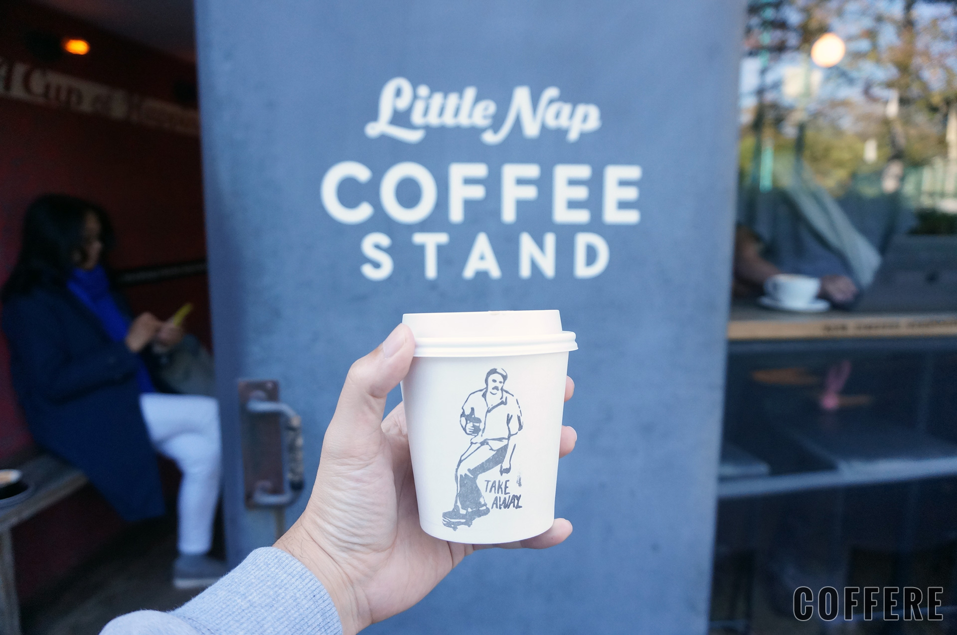Little Nap COFFEE STANDのロゴとラテのテイクアウトカップ