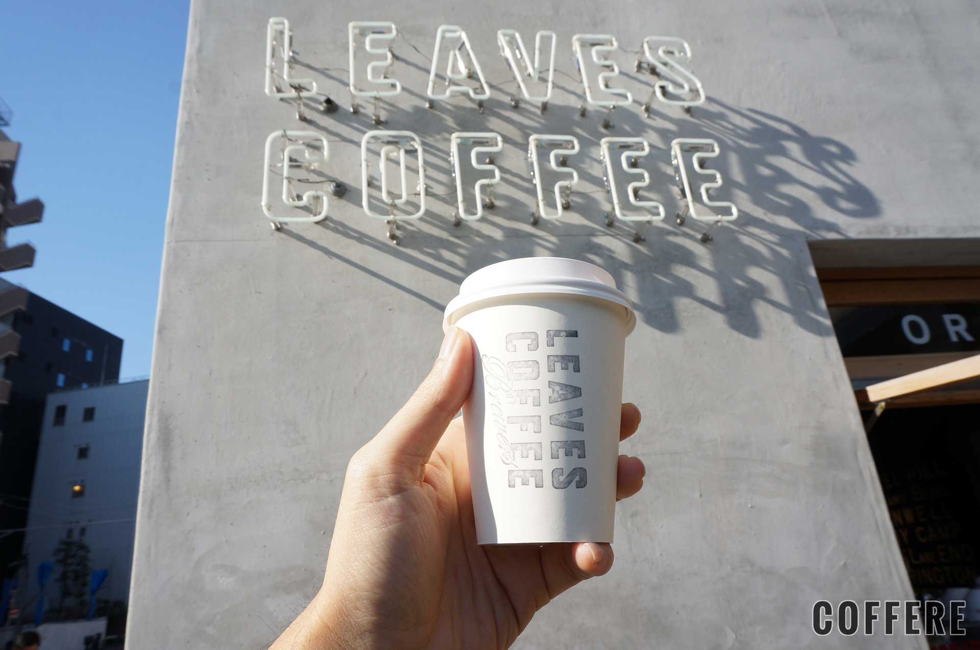 LEAVES COFFEE APARTMENTのカップとロゴネオン