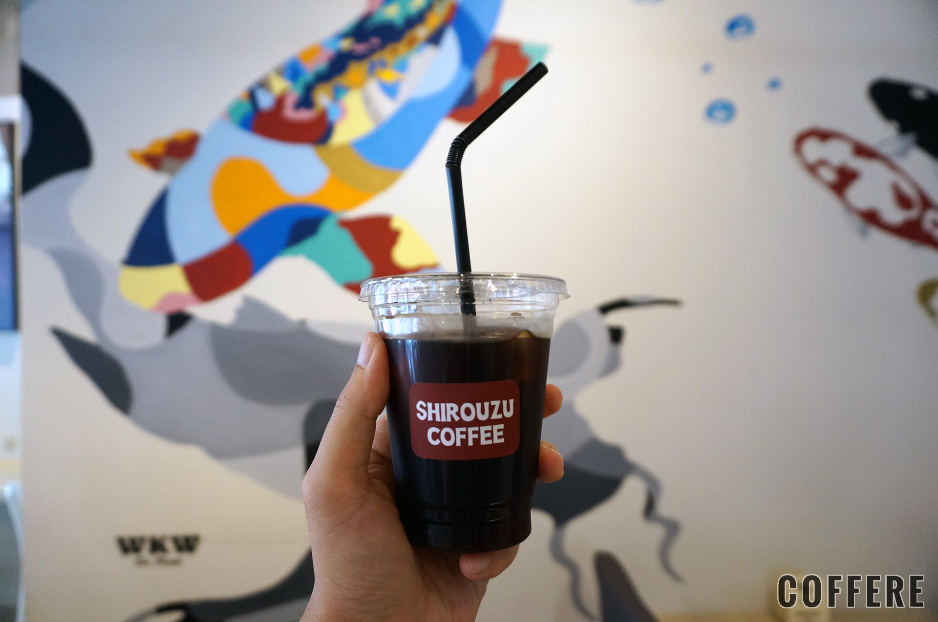 SHIROUZU COFFEE 警固店のアイスコーヒーと壁アート