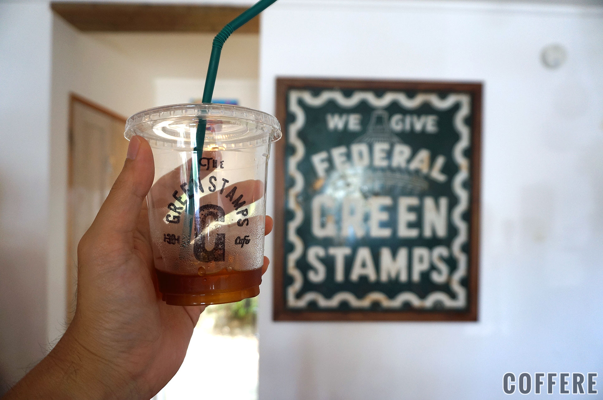 THE GREEN STAMPS CAFEのアイスコーヒーと看板