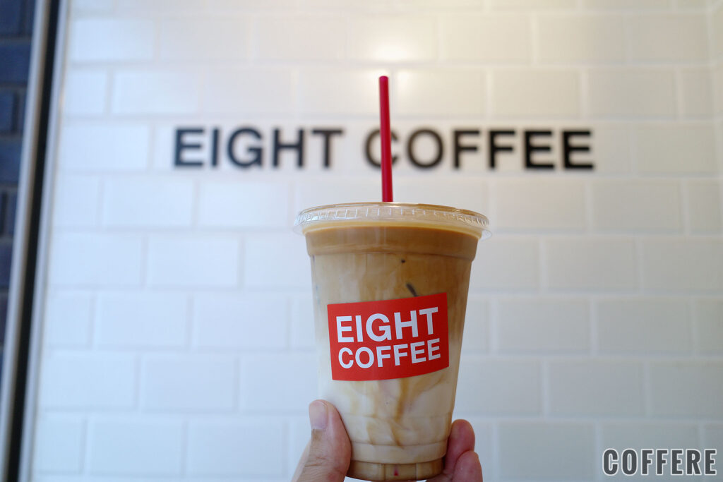 EIGHT COFFEE浜松町のホットドッグのアイスラテとロゴ