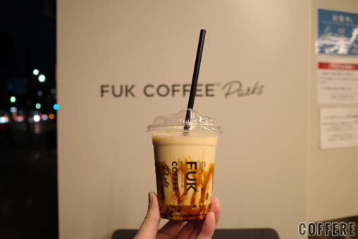 FUK COFFEE Parksのテイクアウトカップとお店ロゴ