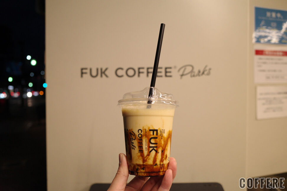 FUK COFFEE Parksのテイクアウトカップとお店ロゴ