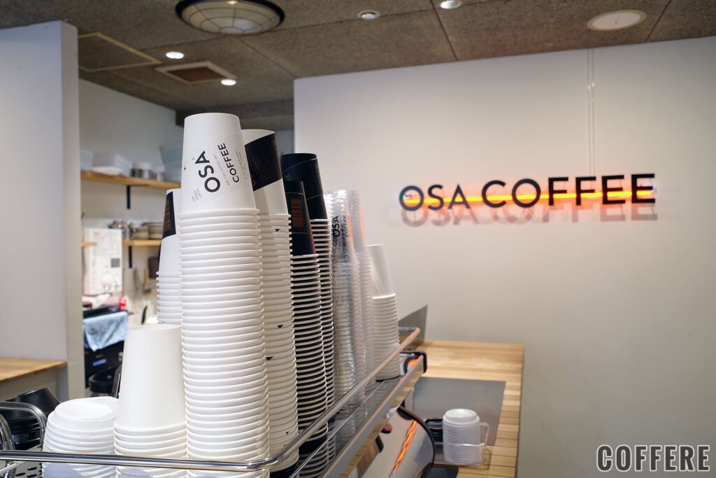 OSA COFFEEのテイクアウトカップたちとロゴ