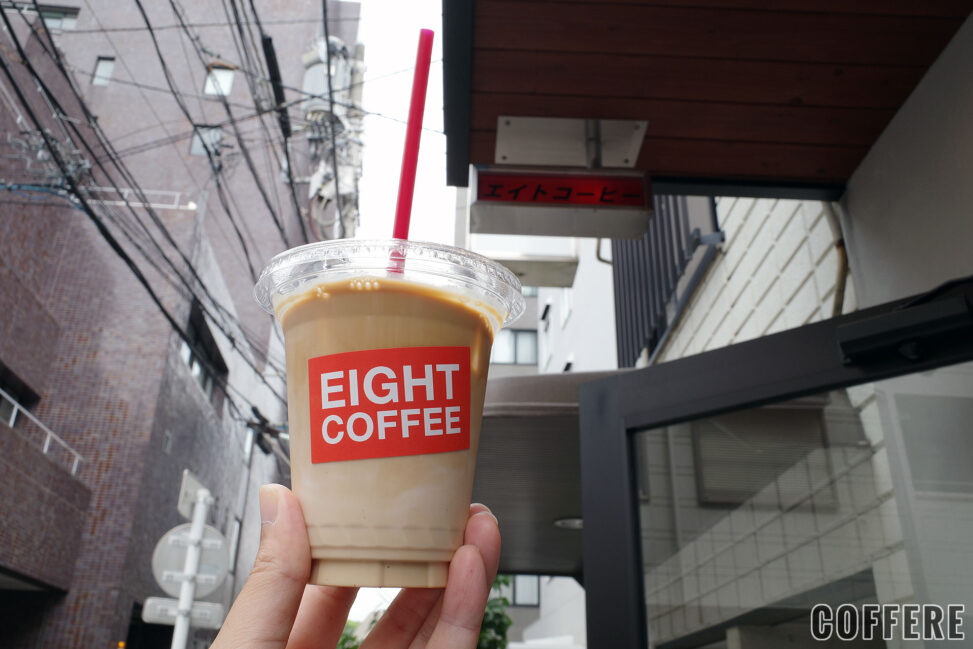 EIGHT COFFEE青山一丁目店のテイクアウトカップと店ロゴ