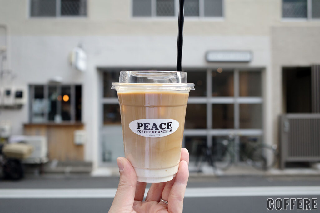 PEACE COFFEE ROASTERS 新川店のテイクアウトカップと外観
