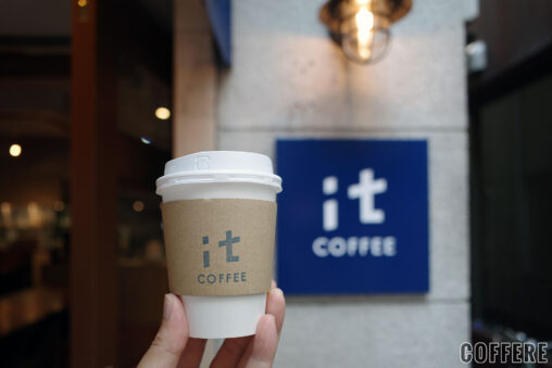 it COFFEE 赤坂店のテイクアウトカップと店看板