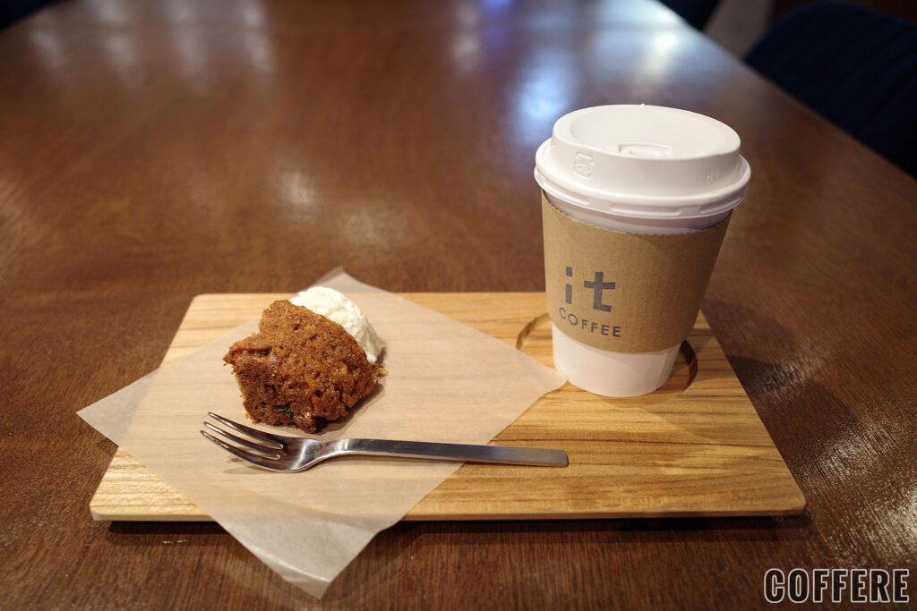 it COFFEE 赤坂店のキャロットケーキとコーヒー