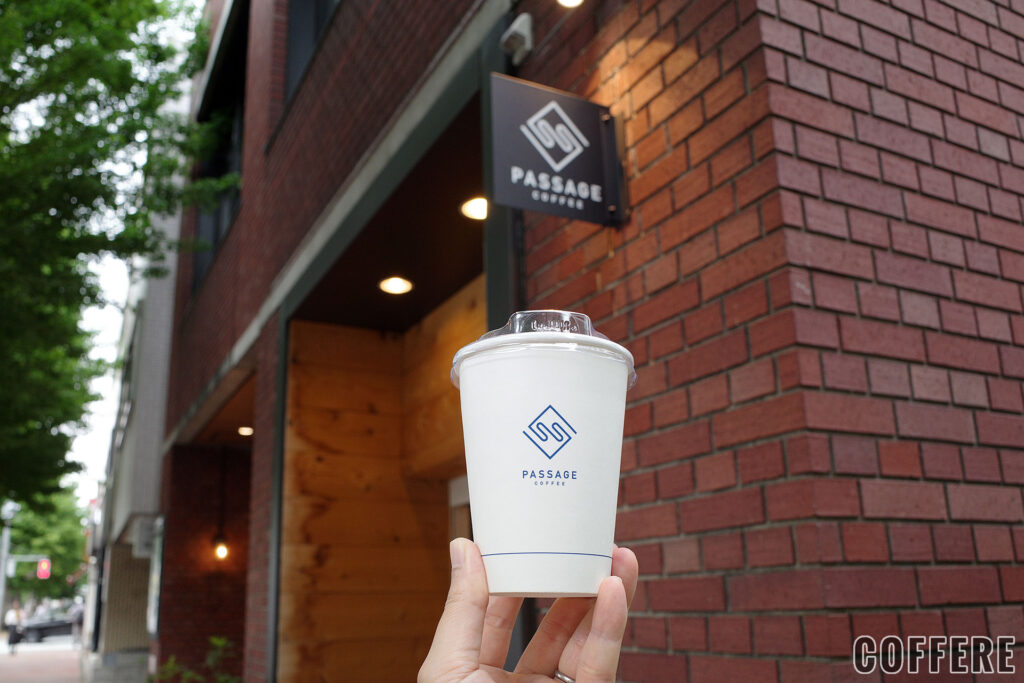 PASSAGE COFFEE 市ヶ谷のテイクアウトカップと外ロゴ