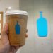 BLUE BOTTLE COFFEE 品川カフェ_ロゴとカップ